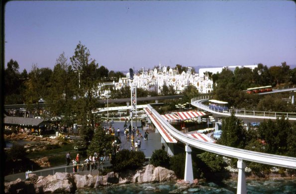 s2_002_GeneralSceneDisneyland