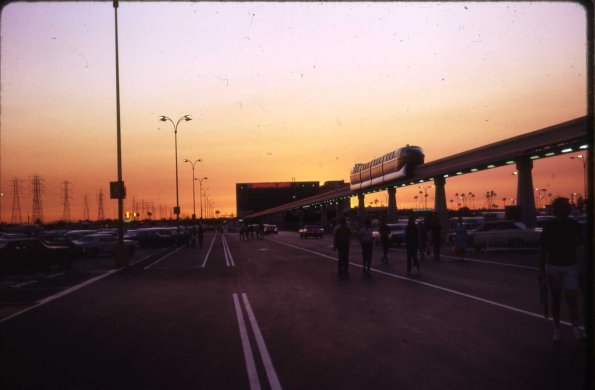 s2_032_DisneylandHotelSunsetAndClosingTime